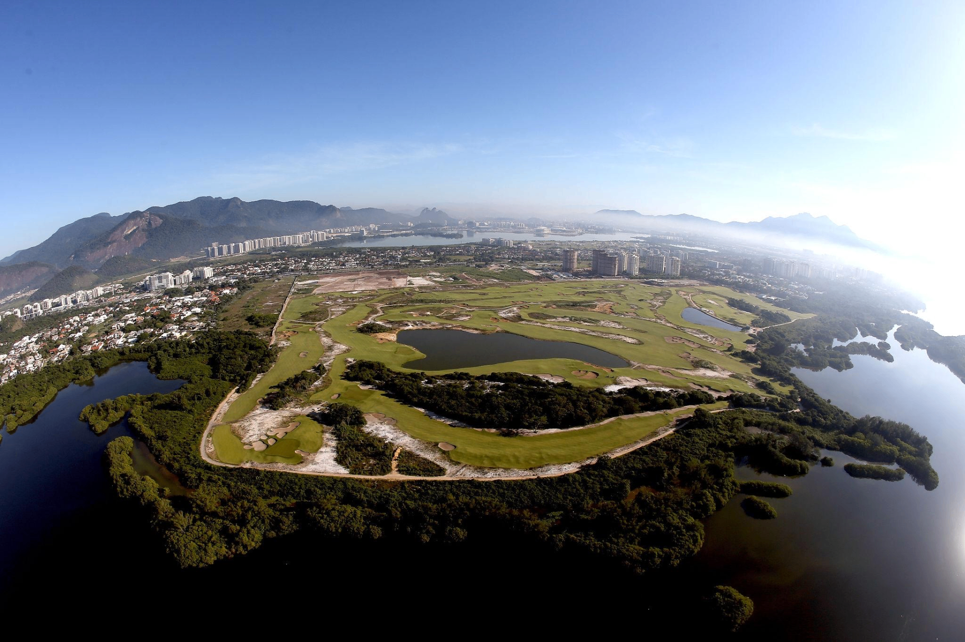 Vista aérea da Região da Reserva ao pôr do sol — praia, lagoa e Barra da Tijuca